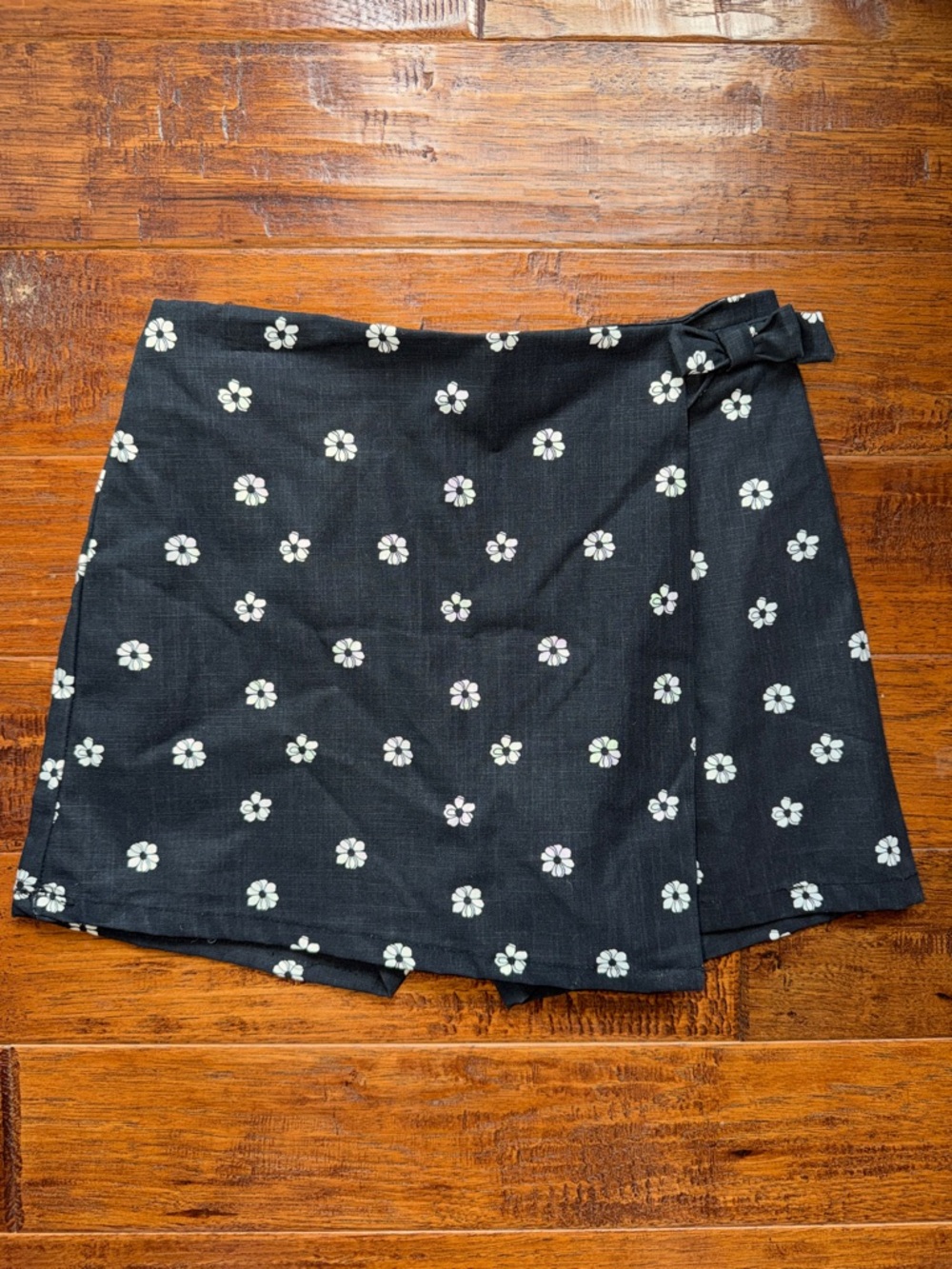 Nicole Miller Black Wrap Skort with White Daisy Print, size 10